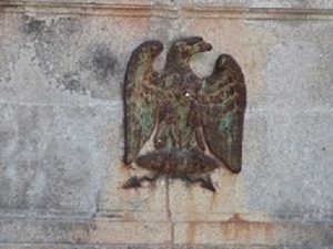 Aigle-impérial-sur-la-façade