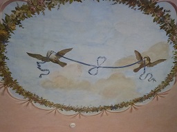 Plafond de la salle du conseil avec deux colombes qui resserrent le nœud en s'éloignant