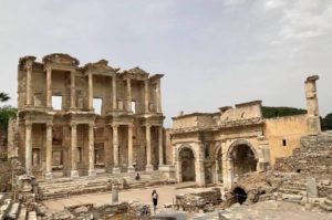La bibliothèque de Celsus et les portes de Mazeus et de Mithridate