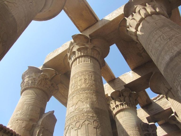 Le temple de Sobek et Haroëris à Kôm Ombo, colonnade JeanMarie Le temple de Sobek et Haroëris à Kôm Ombo, colonnade JeanMarie