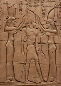 Ptolémée VI Phimétor sacré roi des deux pays par Ouadjet et Nekhbet, respectivement déesses tutélaires du Nord et du Sud.