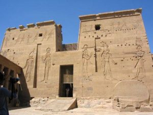 Sur la partie droite du 1er pylône Hathor, Horus et Isis