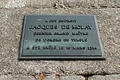Plaque commémorative indiquant l'emplacement du bûchet, square du Vert Galant à Paris