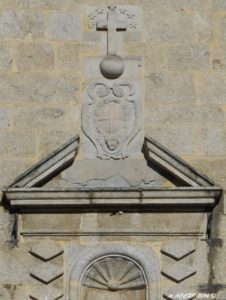 Emblème de l'ordre des Chartreux, un globe surmonté d'une croix et de sept étoiles, représentant les sept compagnons de Saint Bruno