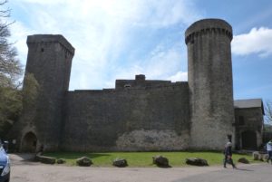 Les remparts - la tour Raunier à droite et la tour d'amont à gauche