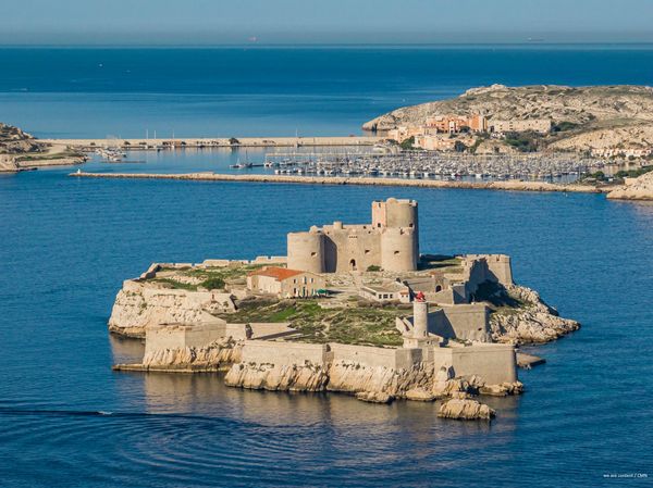 Marseille - Le château d'If - Carte postale ancienne et vue d'Hier et